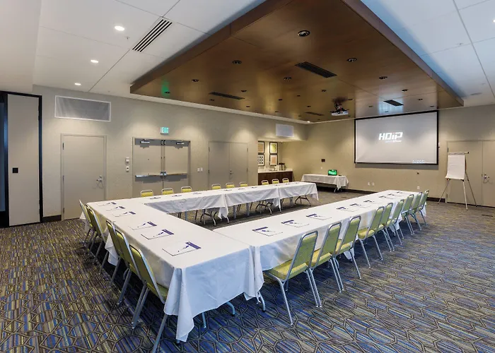 Holiday Inn Express & Suites - Sturbridge By Ihg